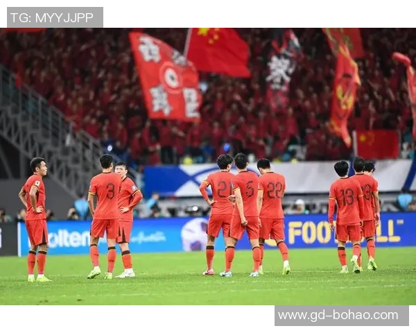 足球记者揭秘赛场背后的故事与球员心声，带你走进足球世界的真实一面